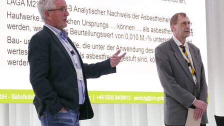 CRB-Laborleiter Dr. Stefan Pierdzig und Dr. Gunnar Ries halten einen Vortrag über Grundlagen der Asbestanalyse auf der DCONex 2024 | © CRB Analyse Service GmbH
