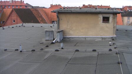Mit Dachpappe eingedecktes Dach als Verdachtsfall für Asbest- und Mineralfasern | © CRB Analysis Service GmbH