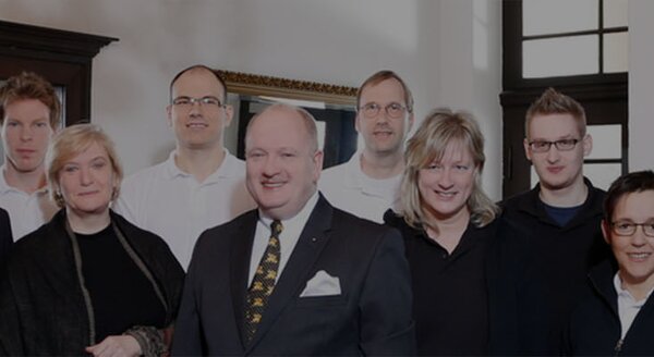 Gruppenbild der Mitarbeiter der CRB-Analyse Service GmbH | © CRB Analyse Service GmbH 2024
